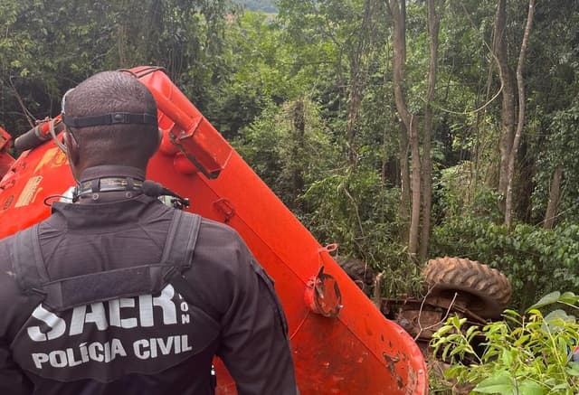 Idoso morre em capotamento de trator