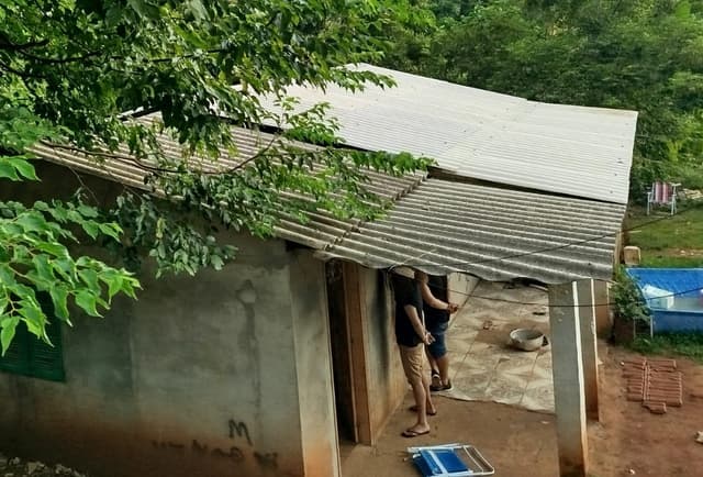 De madrugada, dupla quebra vitrine e leva 30 celulares em Itapiranga