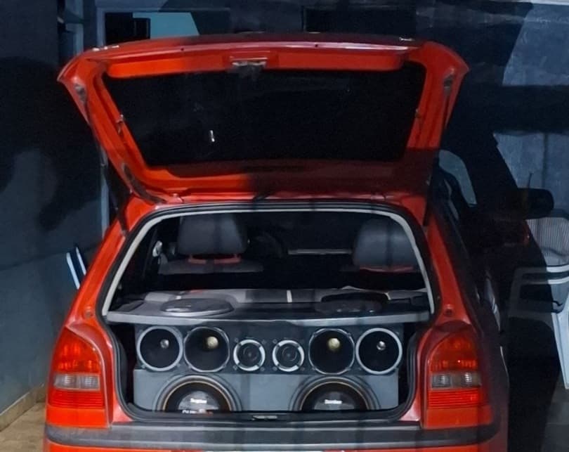 Carro com aparelho de som (Foto por Polícia Militar)