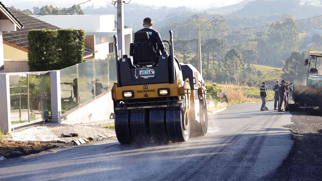 Prefeitura de Pinhalzinho asfalta 16 novas ruas; investimento é de R$ 2,5 milhões