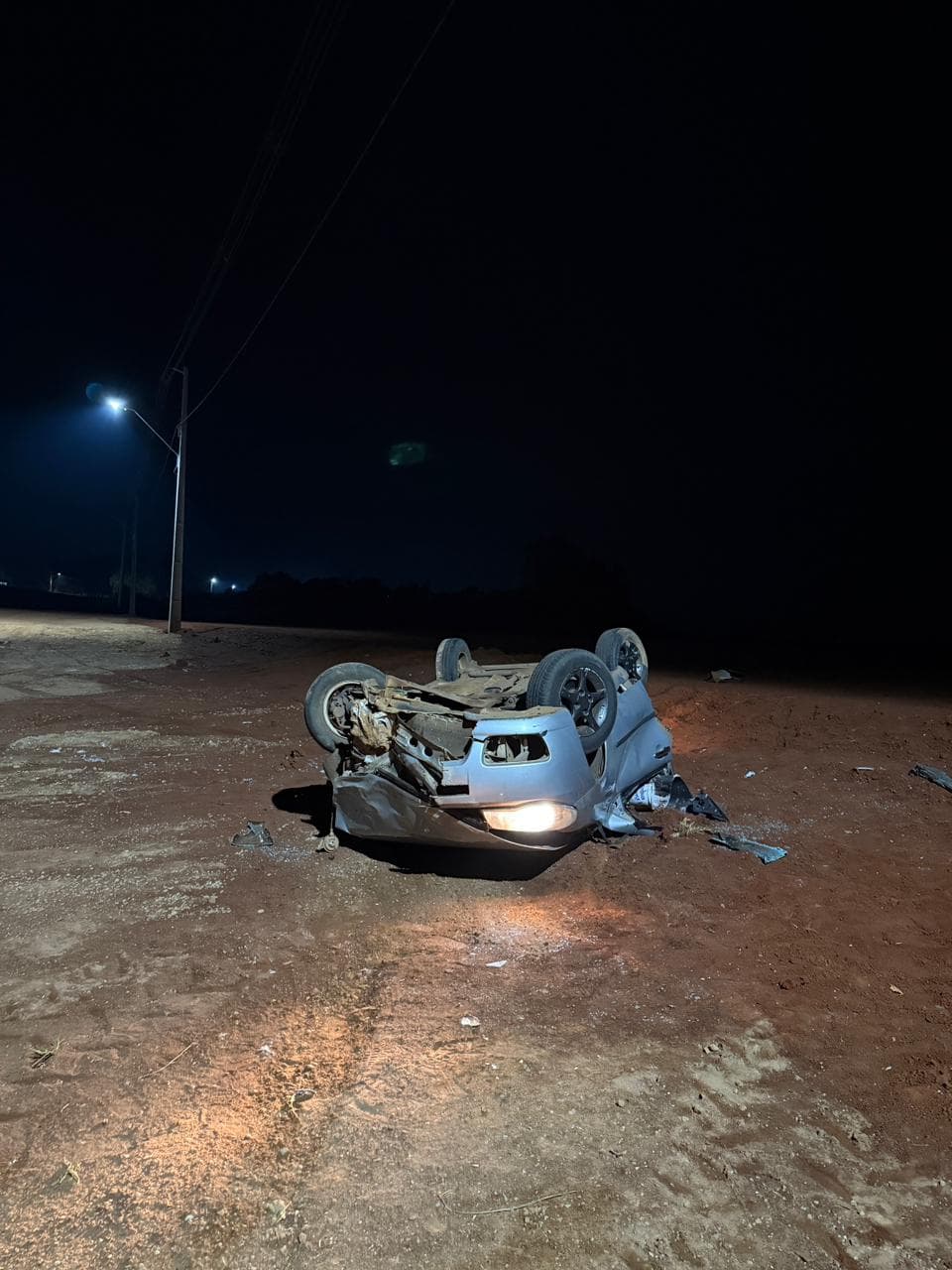 Motorista fica preso em carro após capotamento na BR-282 em Pinhalzinho (Foto por Vini Rigo)