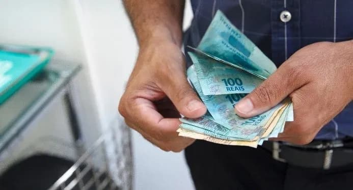 Quase metade dos brasileiros busca renda extra para fechar as contas, aponta Datafolha