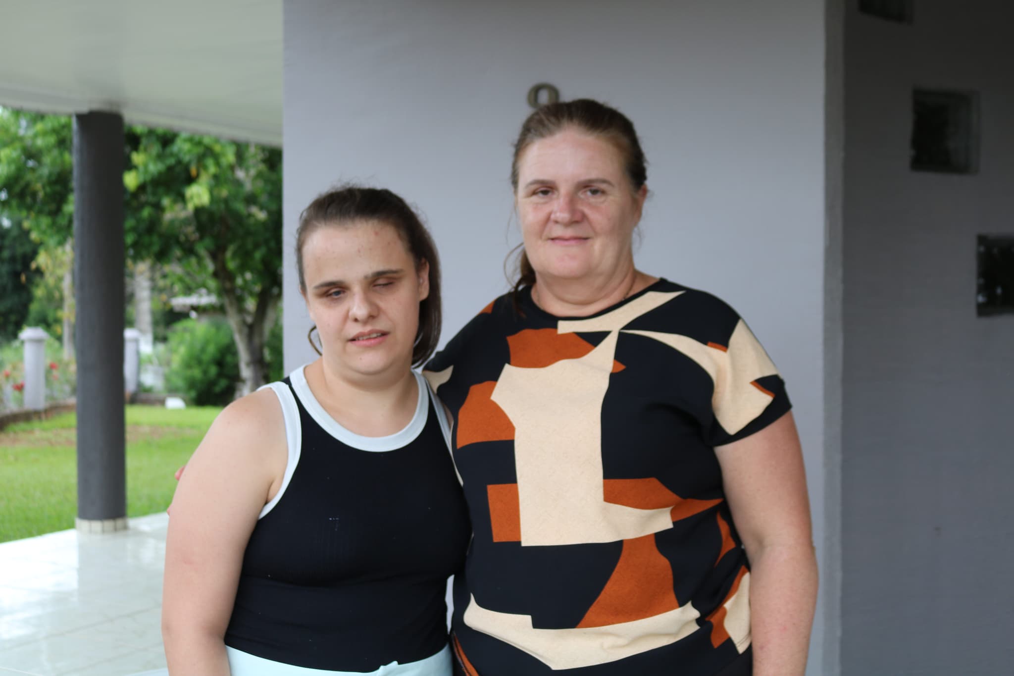 Com deficiência visual, jovem faz todas as tarefas domésticas