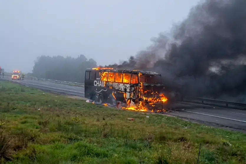 Ônibus de banda pega fogo; integrantes dormiam no veículo