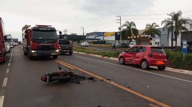 Motociclista sofre ferimentos graves após colisão lateral com carro na BR-282