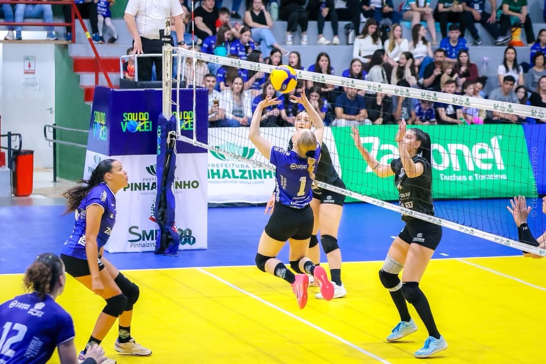 Pinhalense/Zagonel vence Napoli por 3 sets a 0 em amistoso de apresentação