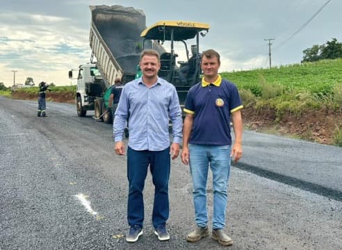 Prefeito Maciel Schneider acompanha de perto a conclusão do novo trecho de pavimentação na Linha Maipu (Linha Fátima), (Foto por Divulgação)