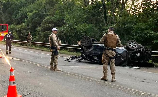 Passageira morre em capotamento na região