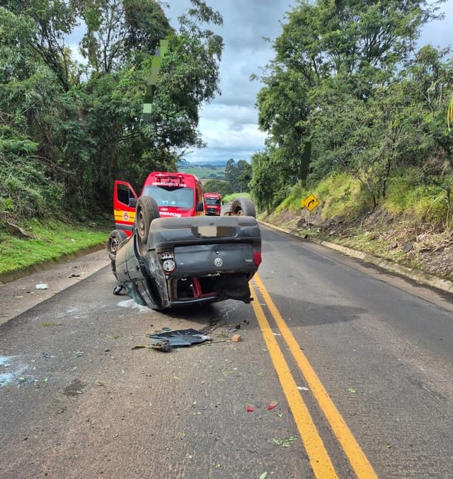Carro capota com quatro ocupantes na SC-480