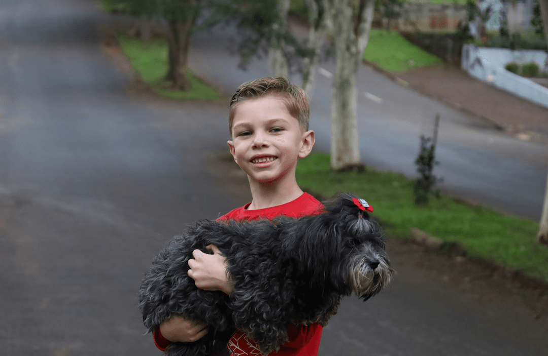 Menino vive amizade inseparável ao lado de cachorrinha adotada
