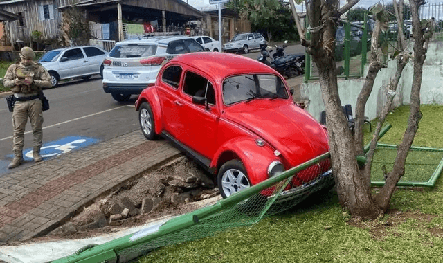 Fusca colide em muro; PM registra crimes de trânsito