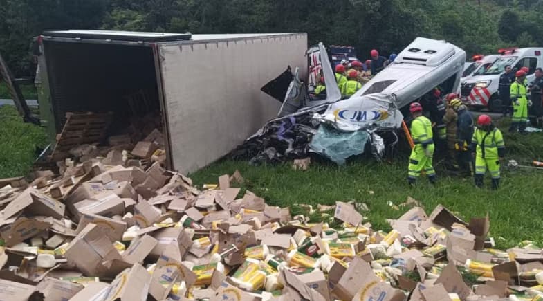 Carreta assaltada tomba sobre van que voltava de culto; seis morreram