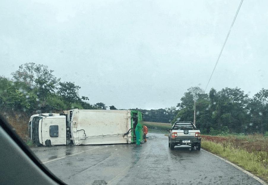 Veículo ocupa meia pista (Foto por Henrique Paulo Koch)
