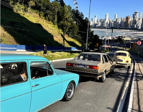 Veteran Car de Pinhalzinho participa de celebração da Rota do Antigomobilismo em Balneário Camboriú