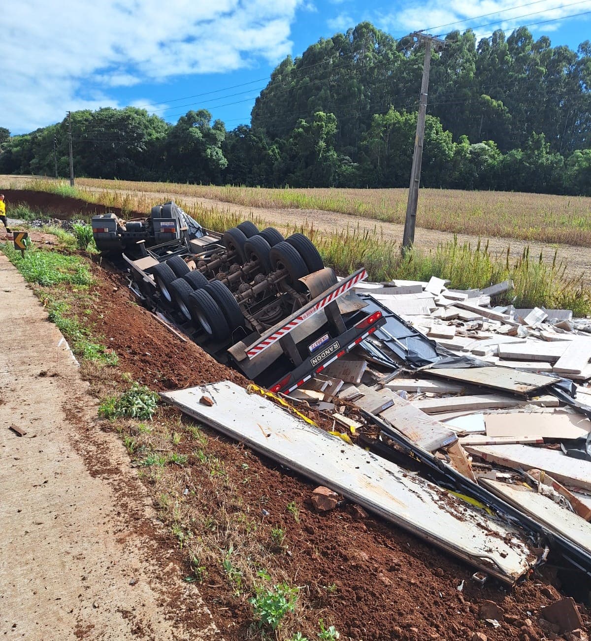Veículo estava carregado com móveis (Foto por Corpo de Bombeiros)