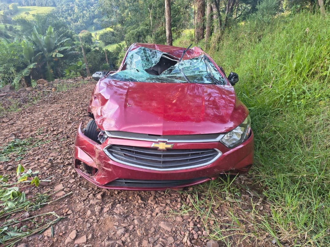 Carro capotou nas margens da rodovia (Foto por Polícia Militar Rodoviária)