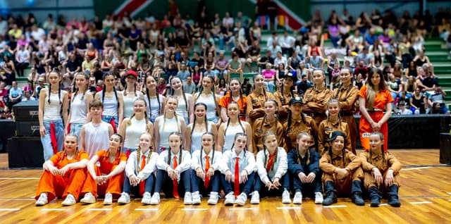 Pinhalzinho leva 62 alunos para festival de Danças Urbanas em Curitiba
