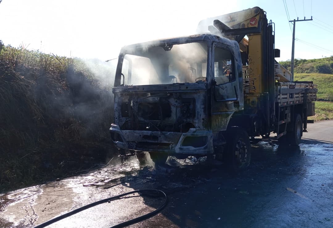 Fogo destrói caminhão no interior de Nova Erechim