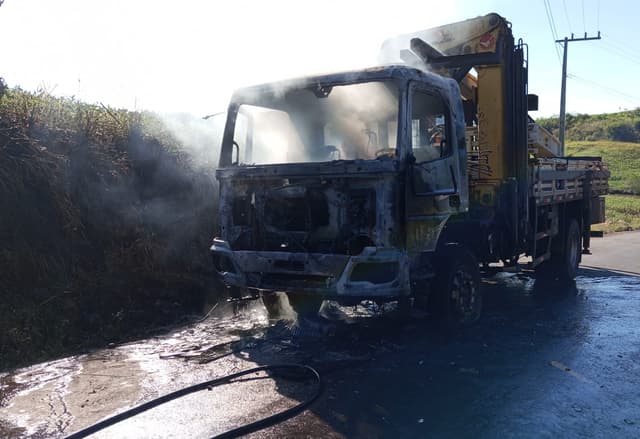 Fogo destrói caminhão no interior de Nova Erechim