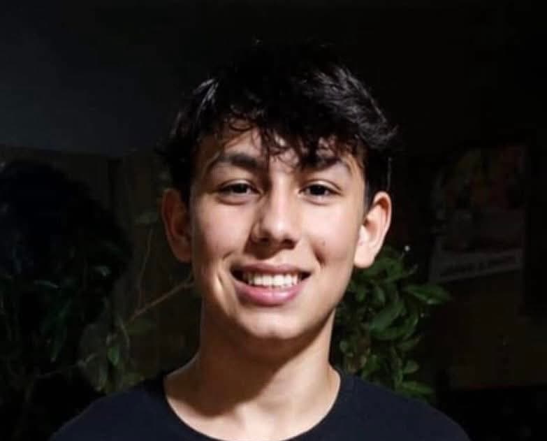 Adolescente acha envelope cheio de dinheiro e devolve