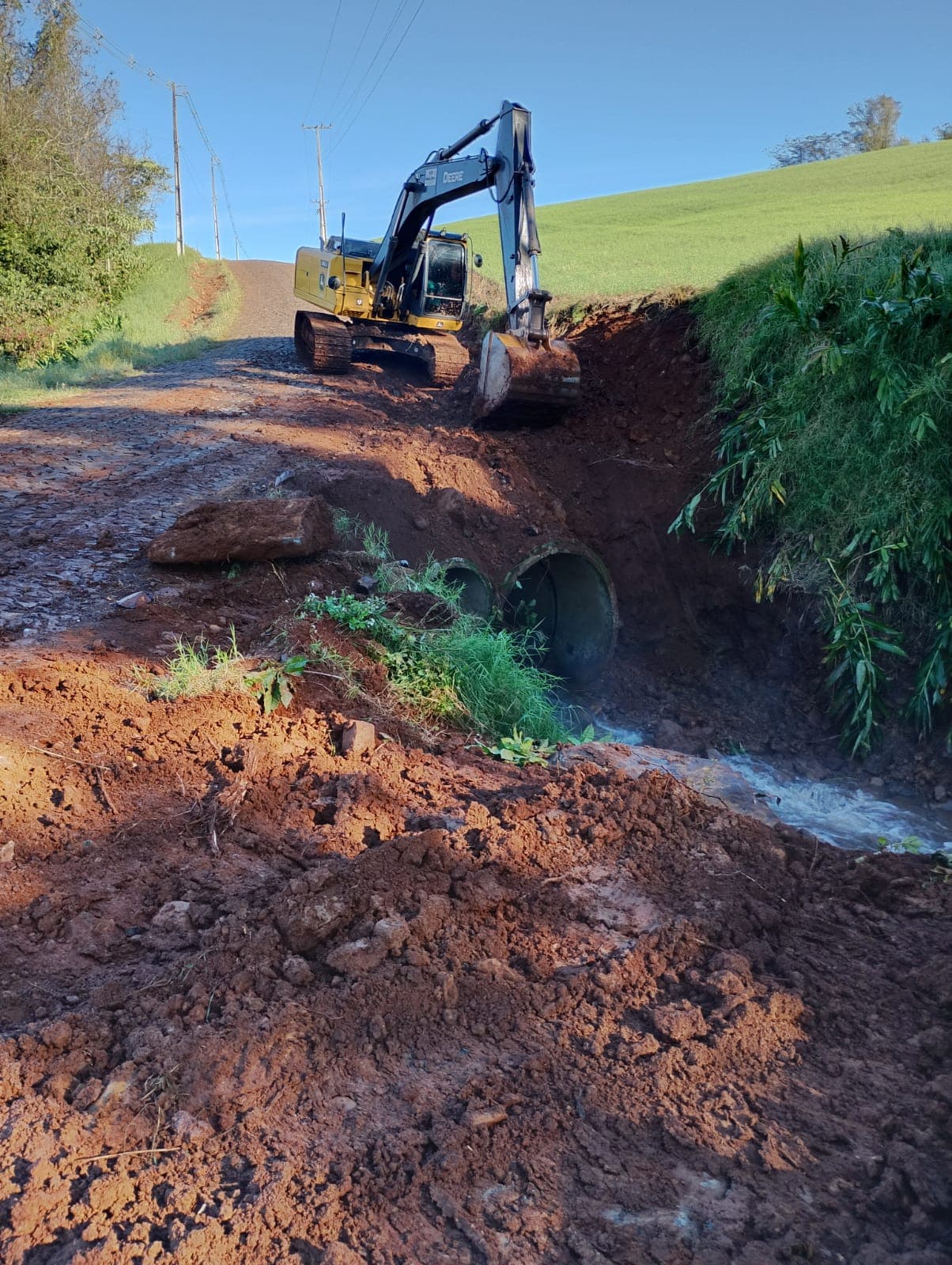 Interdição temporária ocorre para instalação de estrutura que dará suporte à futura pavimentação da estrada (Foto por Divulgação)