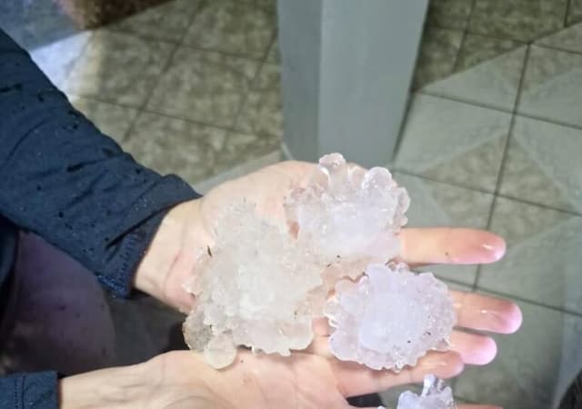 Temporal provoca queda de granizo em cidades da região