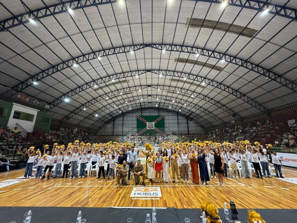 Estudantes de Pinhalzinho recebem certificados do PROERD nesta sexta-feira (26), em cerimônia que reúne famílias, educadores e autoridades no Centreventos (Foto por Divulgação)