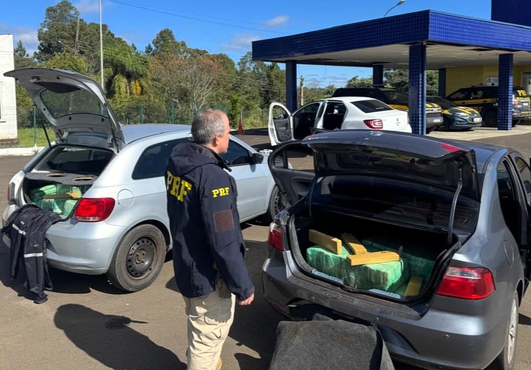 Droga saiu do Paraná com destino ao litoral catarinense; suspeitos tentaram fugir durante abordagem da PRF (Foto por Divulgação)