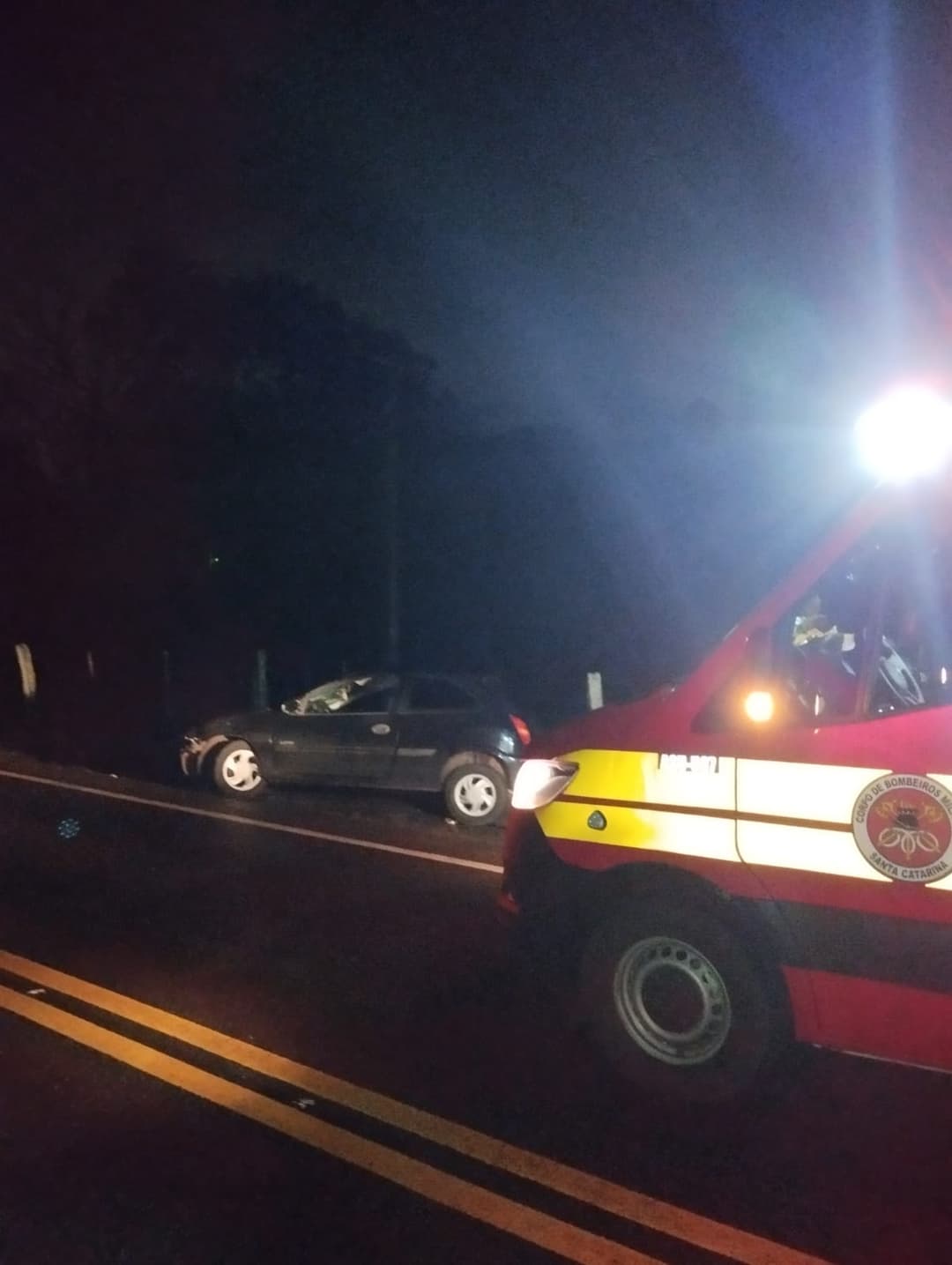 Veículo sai da pista e bate contra barranco na SC-160