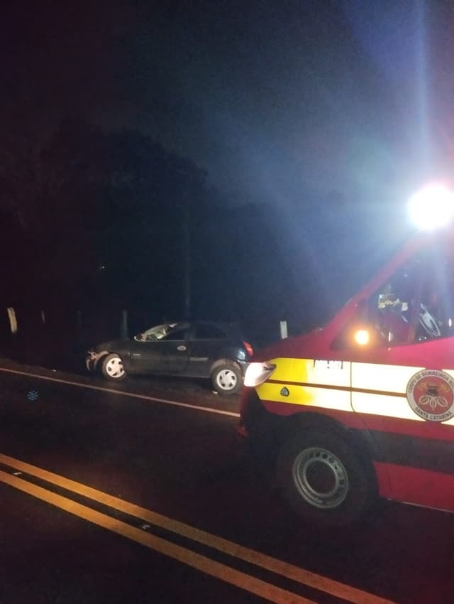 Veículo sai da pista e bate contra barranco na SC-160