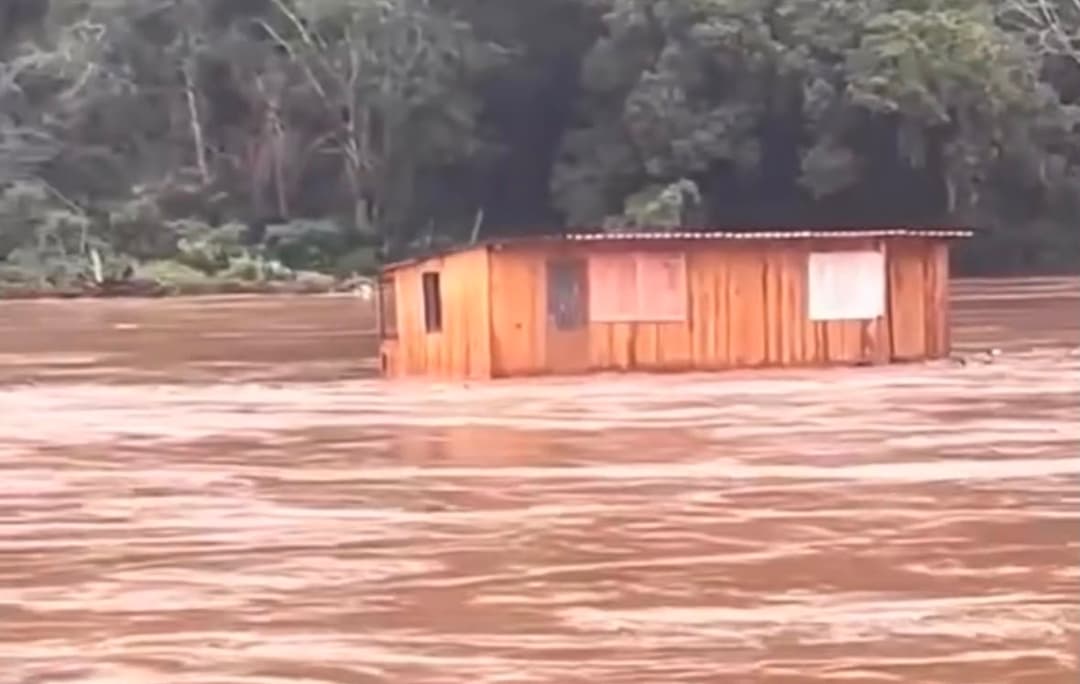 Vídeo: residência é arrastada pela correnteza no Rio Grande do Sul