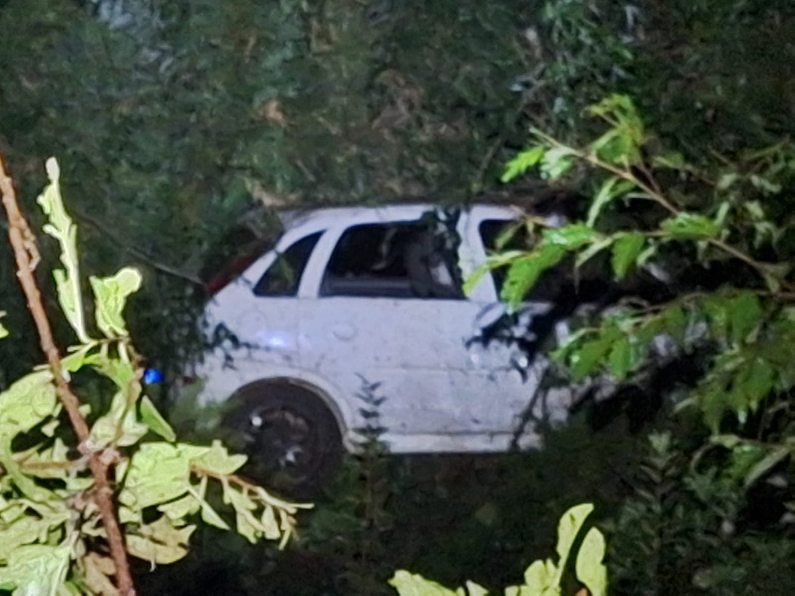Carro capota durante a madrugada e deixa duas pessoas feridas em Palma Sola (Foto por PMRv)