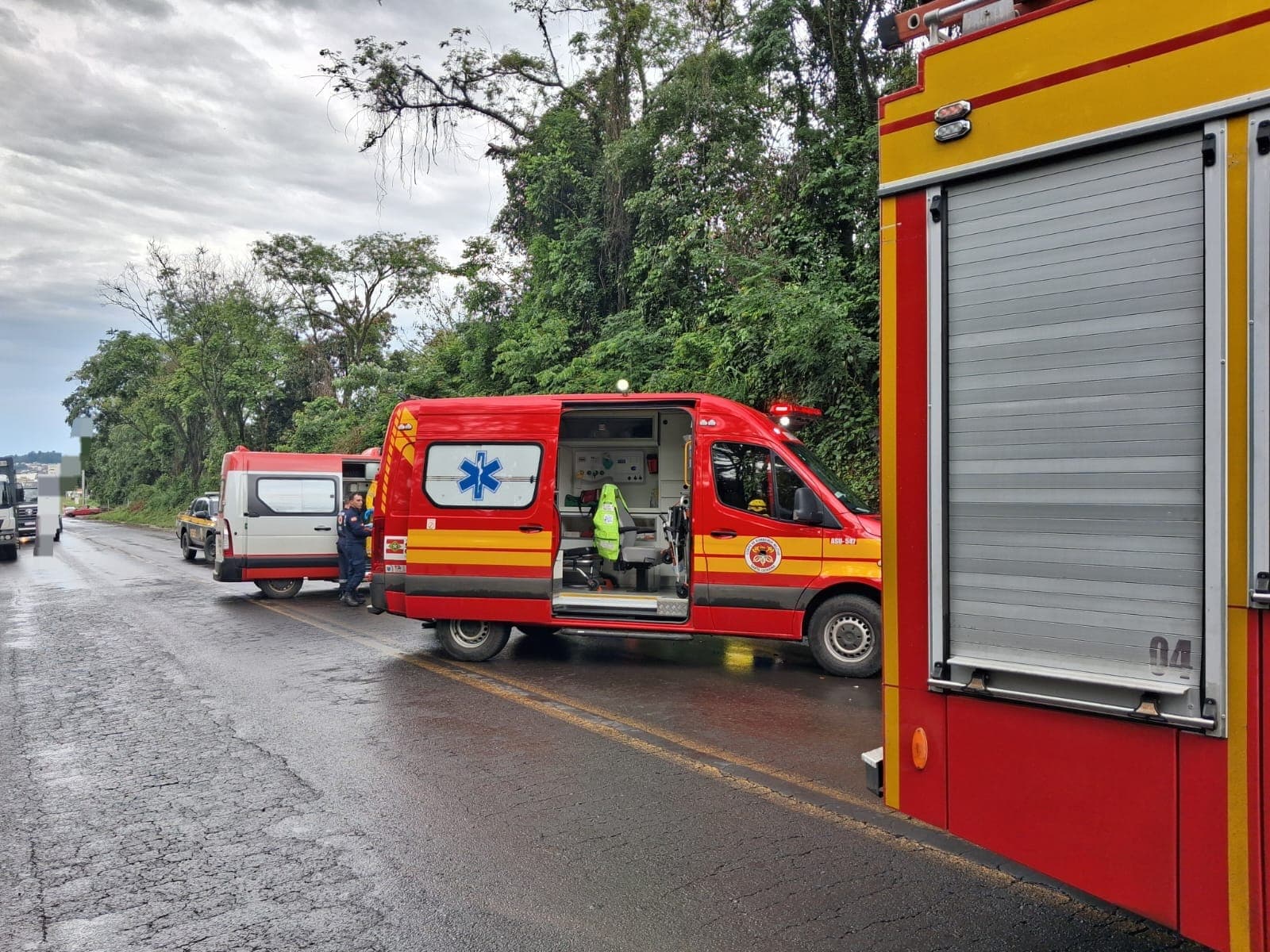 Colisão entre motocicleta e caminhão deixa homem ferido na BR-282 (Foto por CBM)