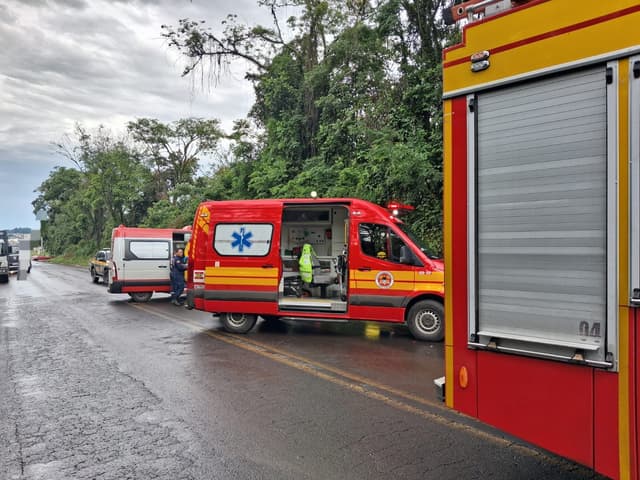 Motociclista é encaminhado ao hospital após acidente na BR-282