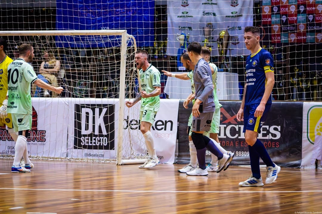 Pinhalense Futsal Zagonel enfrenta Palmitos na semifinal da Série Prata (Foto por Felipe Eduardo Zamboni)