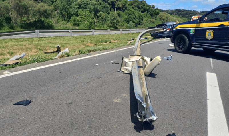 Estrutura atingiu veículo (Foto por PRF)