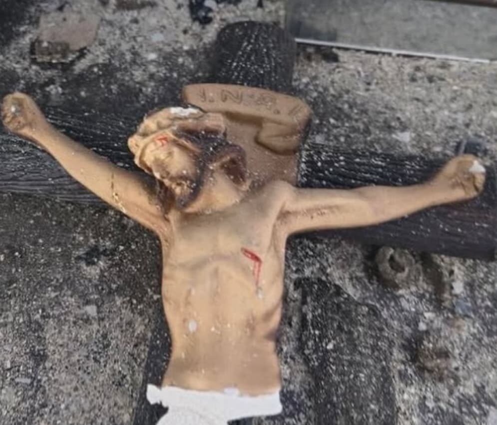 Imagem de Jesus fica preservado em meio a chamas