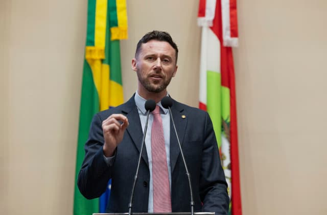 “Mais empatia, mais respeito”: deputado critica boicote a comerciantes por posição política