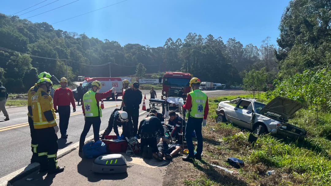 Saída de pista na BR-282 deixa um morto e um ferido grave em Chapecó