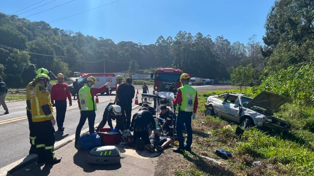 Saída de pista na BR-282 deixa um morto e um ferido grave em Chapecó