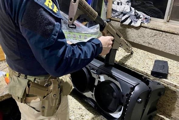 Arma de guerra é localizada dentro de caixa de som