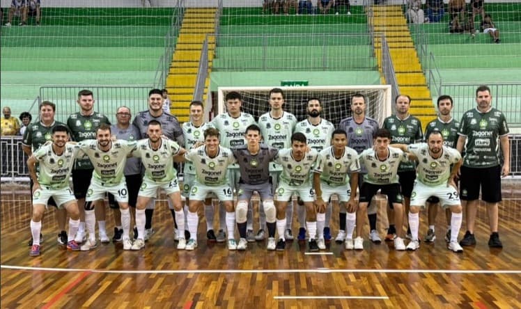 Vitória fora de casa garante primeiros pontos da Pinhalense na estreia da Série Prata