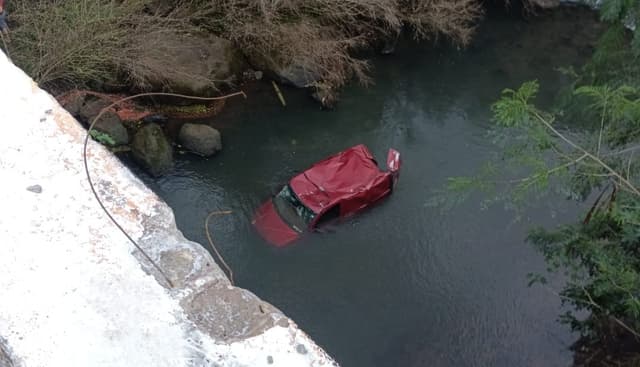 Mulher perde a vida após veículo cair dentro de rio em São Carlos