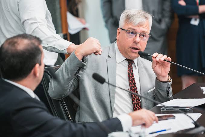 Deputado cobra explicações do Governo de SC sobre gastos com outdoors de programas estaduais