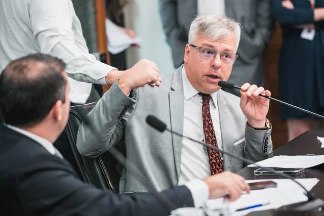 Deputado cobra explicações do Governo de SC sobre gastos com outdoors de programas estaduais