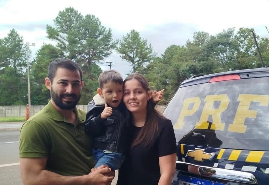 Pais e o filho salvo (Foto por PRF)