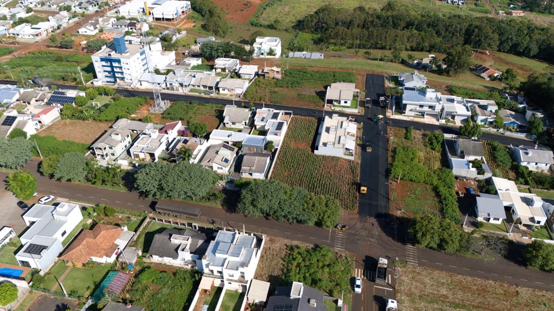 Asfalto avança, conecta bairros e encerra espera de até 14 anos em Pinhalzinho