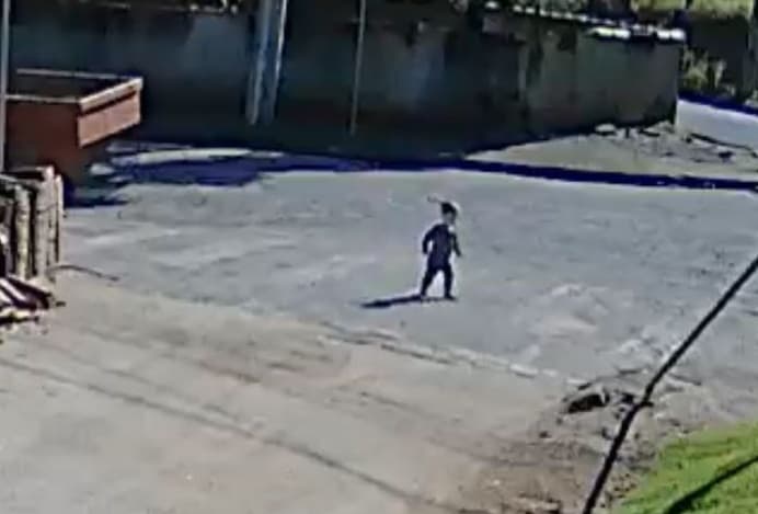 Criança foge de creche e vai até o trabalho da mãe