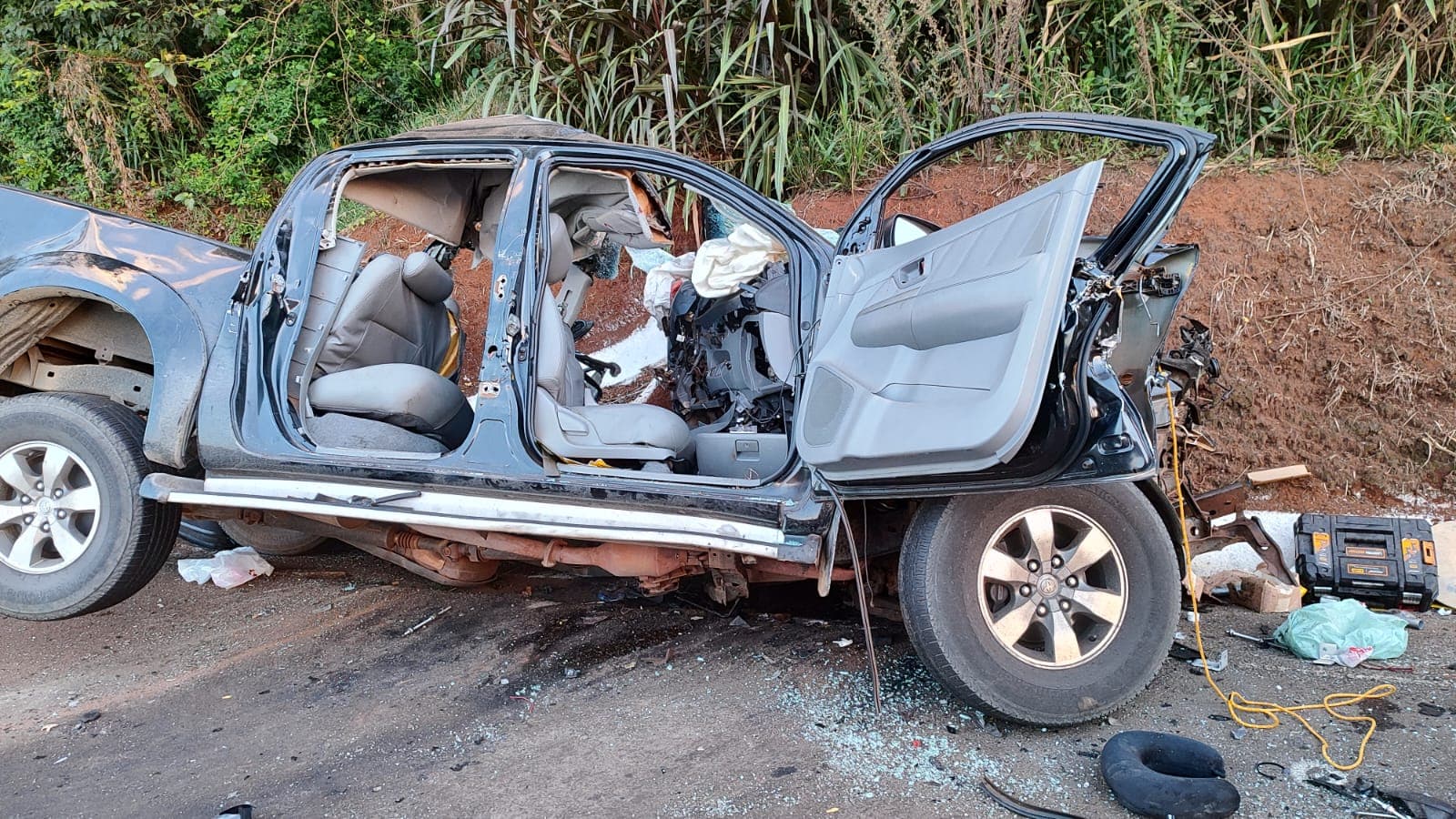 Colisão frontal entre caminhão e camionete deixou três mortos e quatro feridos na madrugada deste sábado (21), na BR-282, em Chapecó (Foto por Divulgação)