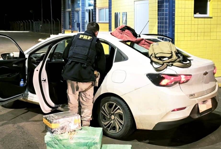Droga estava em carro abordado (Foto por PRF)